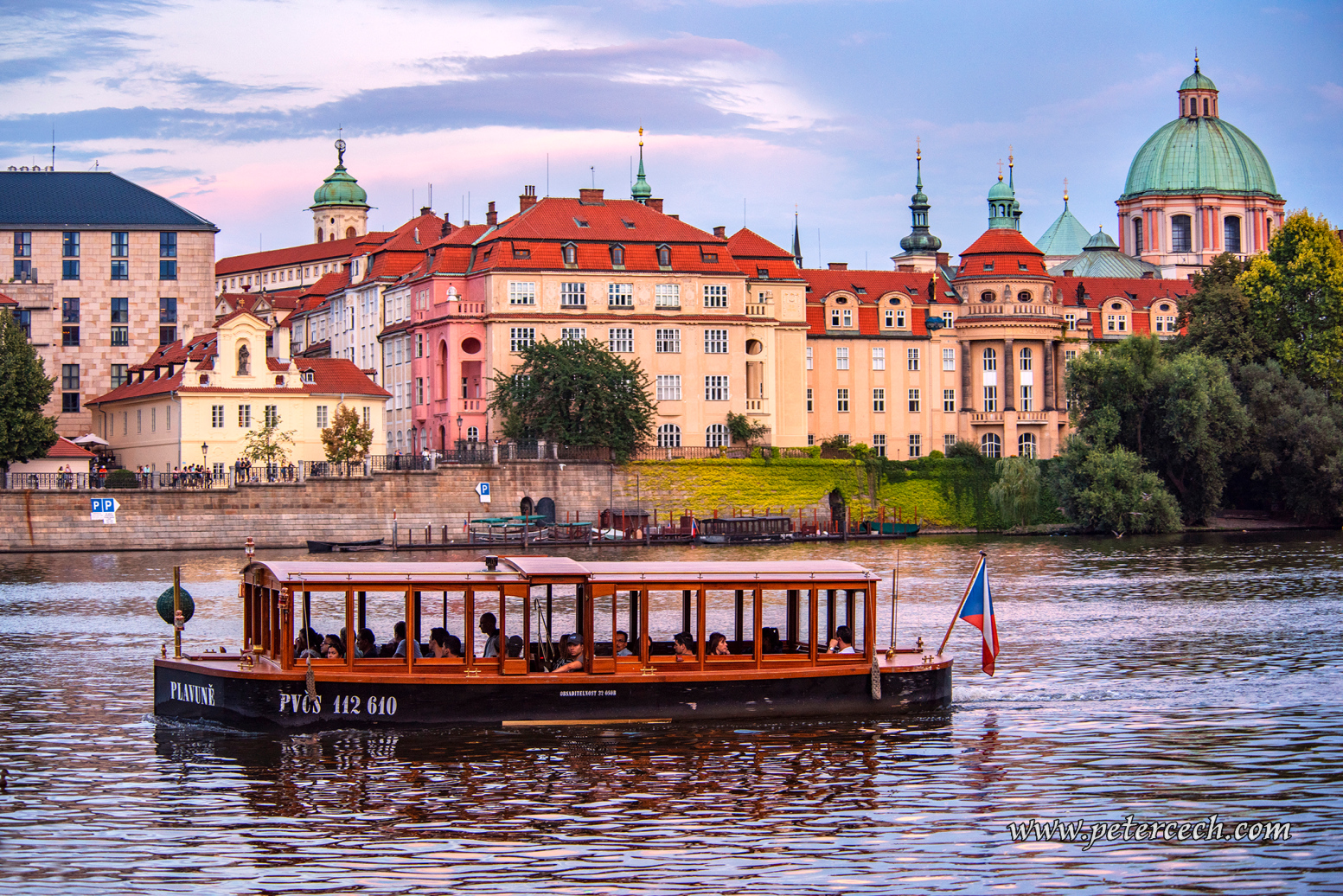 Historic river cruise with refreshments in Prague Venice